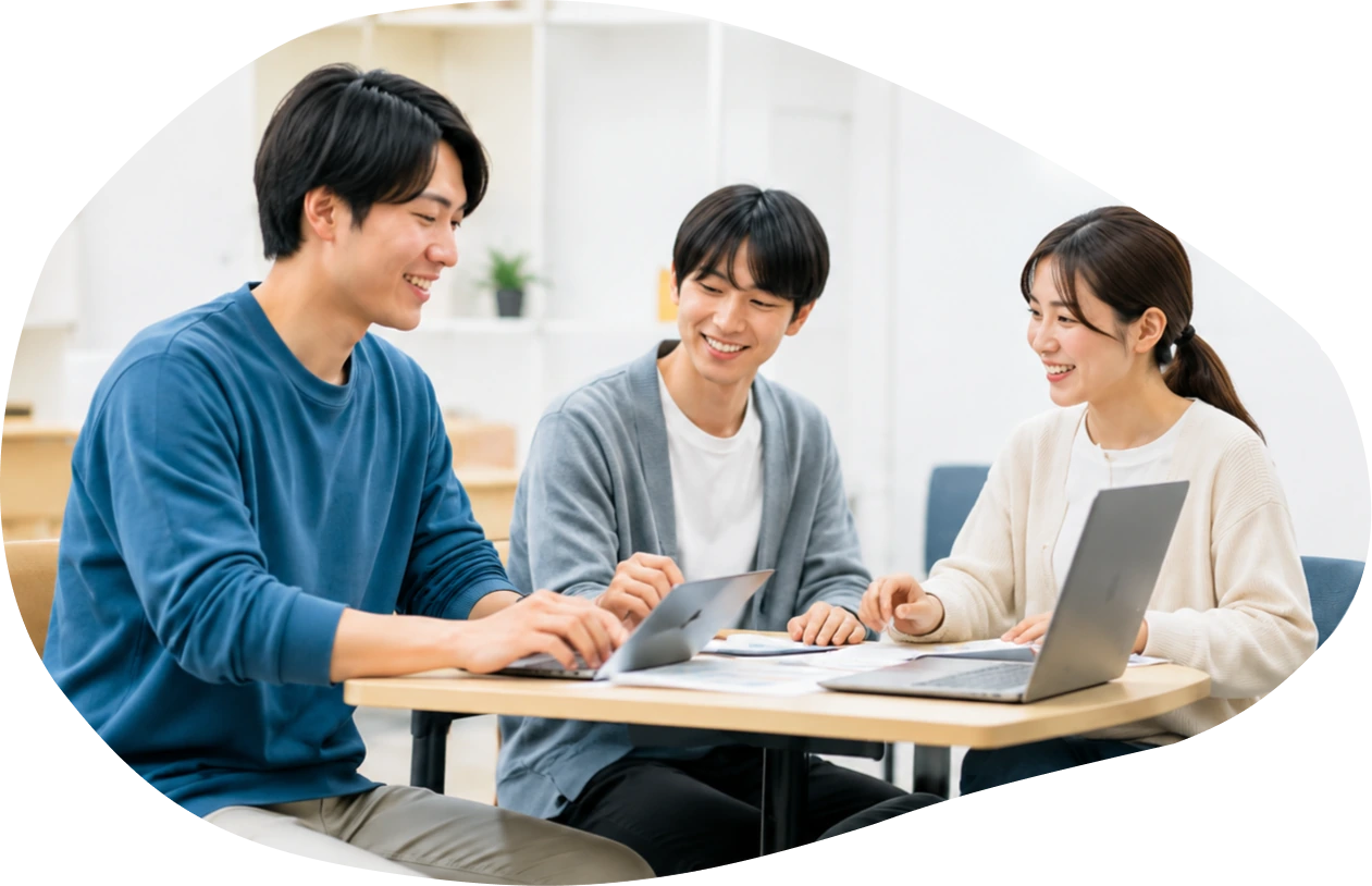 スタッフと利用者が一緒にパソコンを囲む様子