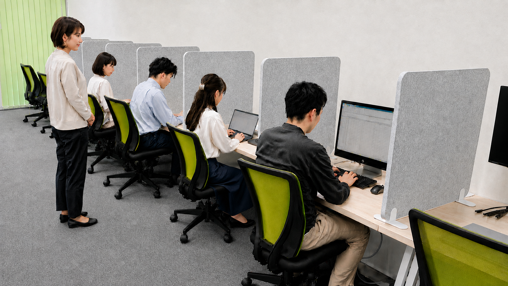 Formosaの個別席でパソコン作業に取り組む利用者とスタッフ