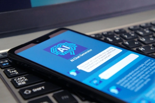 スマートフォンの生成AIを業務に活用するイメージ