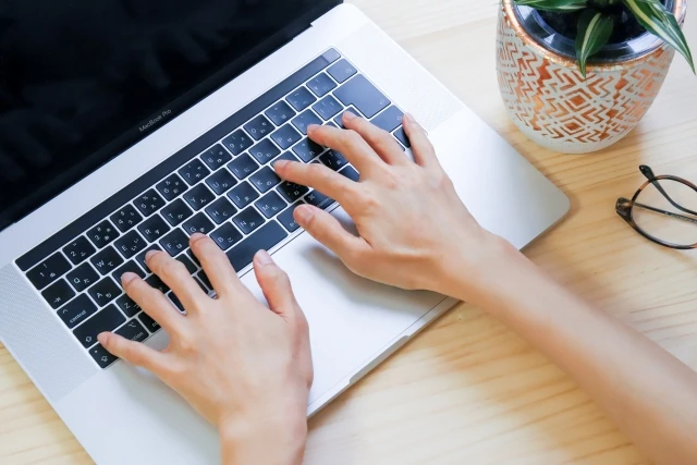 ノートパソコンを使ってWeb制作・運用に取り組む様子