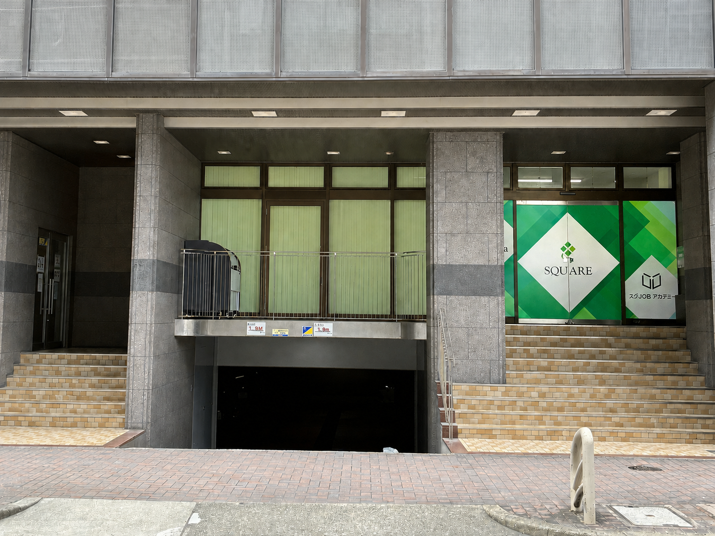 丸の内IHビル入口とFormosaの案内表示