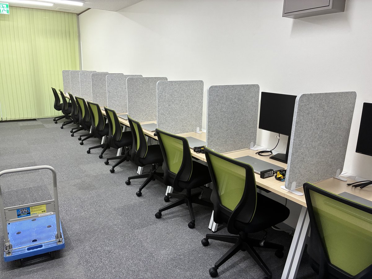 訓練作業室 - パーテーション付きの個別ブースとPC完備